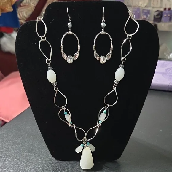 Elegant Silver and White Jewelry Set - Picture 2 of 5